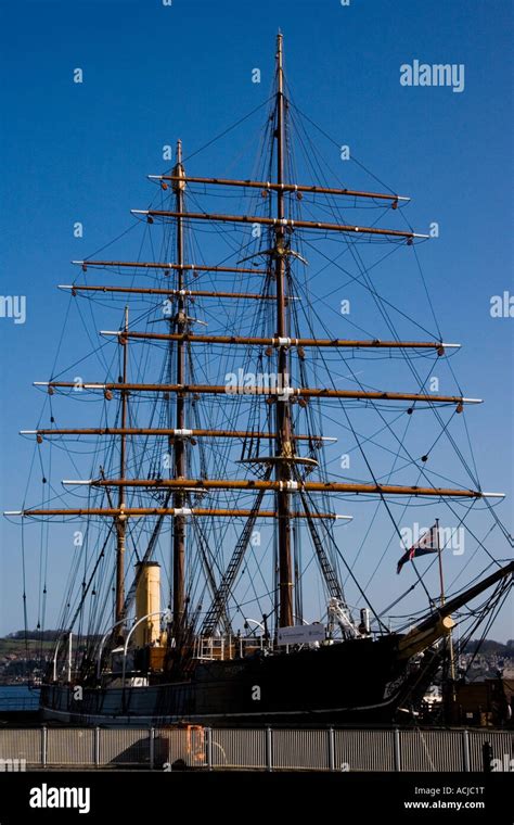 Hms discovery dundee hi-res stock photography and images - Alamy