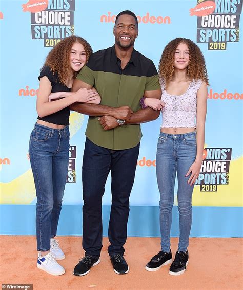 Michael Strahan, 47, poses with his twin daughters at the Kids' Choice ...