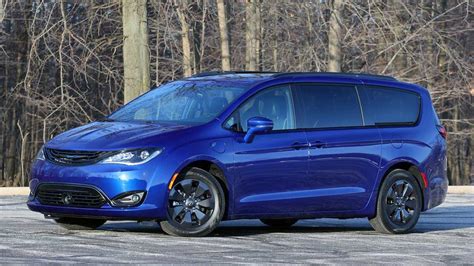 Chrysler Pacifica Hybrid News and Reviews | Motor1.com