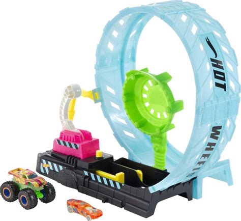 Hot Wheels Monster Trucks Glow-in-the Dark Epic Loop Challenge Playset ...