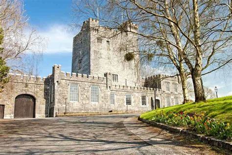 A Guide to Knappogue Castle in Ireland and its Banquet Show