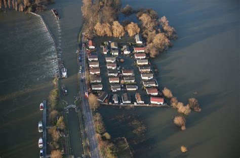 Thames Flooding (37 pics)