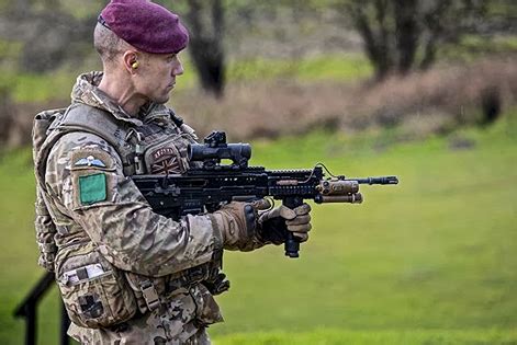 A British Army Para from the 3rd Parachute Regiment (3 PARA). Military Units, Military Personnel ...