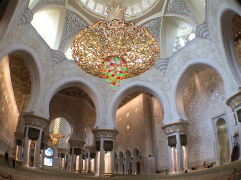 Abu Dhabi Highlights: Sheikh Zayed Grand Mosque – The World In A Weekend