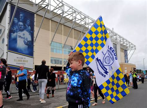 11 amazing photos of Leeds United fans celebrating their title win at ...