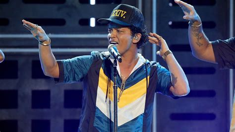 Bruno Mars ELECTRIFIES With "24K Magic" Performance At The 2016 AMAs ...