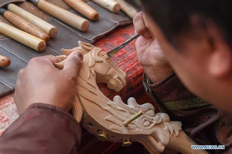 Pic story of horse head fiddle maker in northeast Jilin