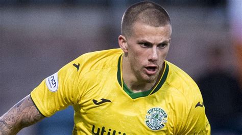 Arsenal's Harry Clarke recalled early from Hibernian loan spell - BBC Sport