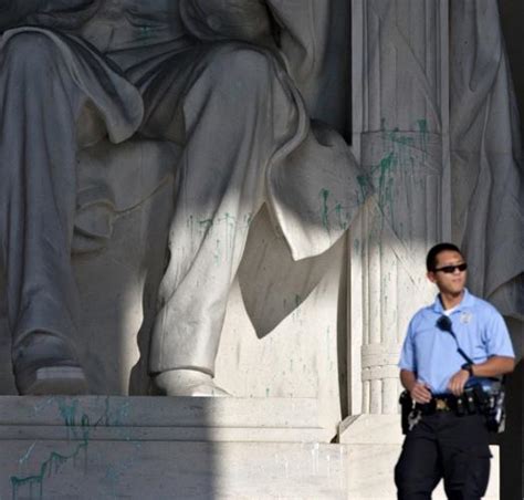 Lincoln Memorial VANDALIZED! - TheCount.com