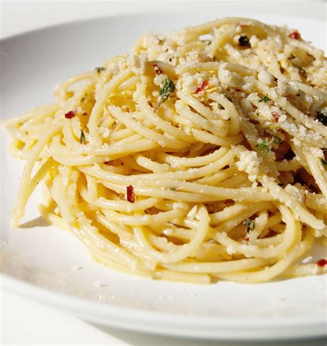 Spaghetti Pasta With Garlic White Wine Sauce Recipe | POPSUGAR Food UK