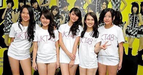 JKT48: Members of JKT48 heading for Japan to attend the Special Event with JKT48 at AKB48 Cafe ...