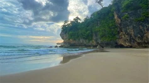 Daya Tarik Pantai Sawarna, Sajikan Pasir Putih hingga Air Laut yang Bersih