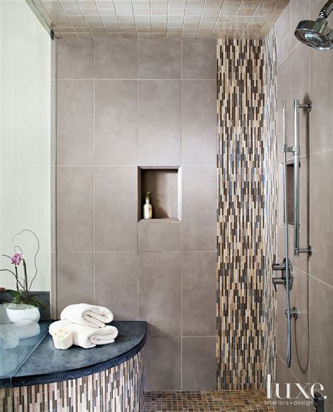 Glass tile bathroom - Luxe Interiors + Design