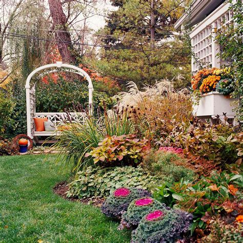 16 Simple Solutions for Small-Space Landscapes | Better Homes & Gardens