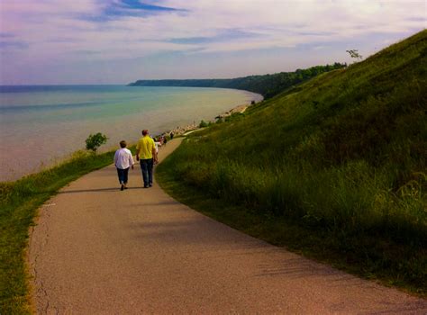 Wisconsin Explorer: Lake Bluff Walk At Concordia University - Mequon