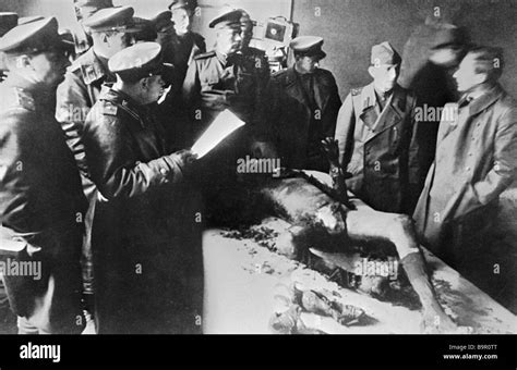 Militärische Ärzte erkennen die Leiche von Goebbels Stockfotografie - Alamy