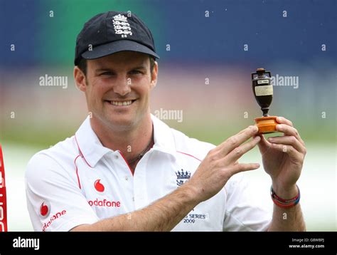 Englands andrew strauss with the ashes urn hi-res stock photography and images - Alamy