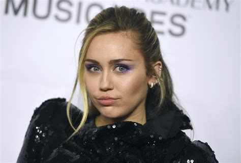 Miley Cyrus recibe el 2023 con un nuevo sencillo titulado 'Flowers', que estrenará el próximo 13 ...