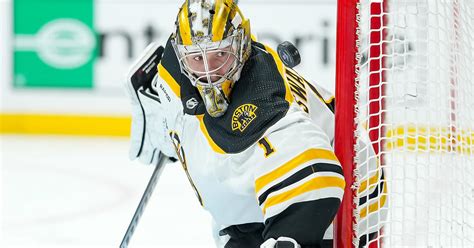 Jeremy Swayman makes 29 saves, Bruins blank Predators 5-0 - CBS Boston