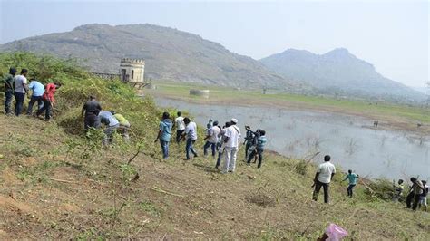 Volunteers lend weight to Otteri Lake clean-up drive - The Hindu