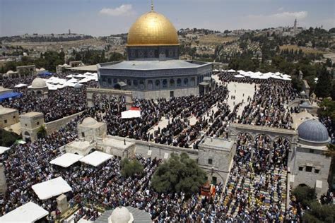 Tens of Thousands Perform Friday Prayers at Al-Aqsa Mosque - MINA News ...