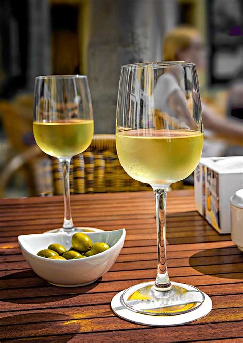 5 Best Australian White Wines 2023 [Chardonnay, Pinot Grigio & More] - TheEatDown