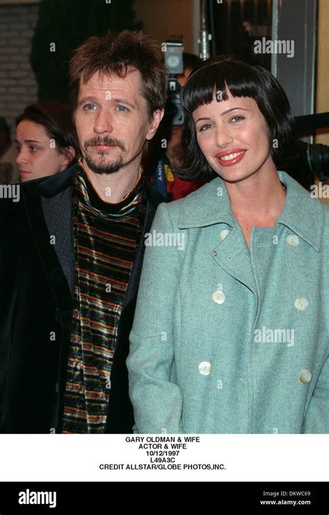 GARY OLDMAN & WIFE.ACTOR & WIFE.10/12/1997.L49A3C Stock Photo - Alamy