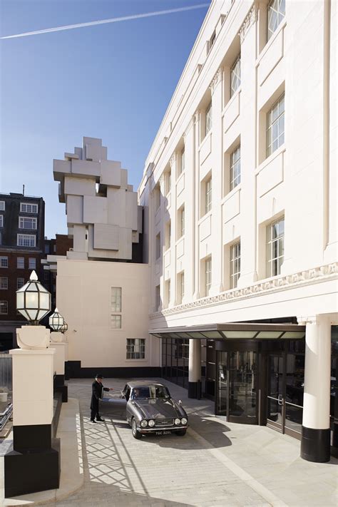 The Beaumont Hotel in Mayfair, London. See the sculpted structure in ...