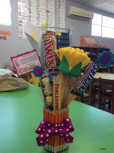 Cheap DIY gift idea for a teacher. Vase made up of pencils. You can ...