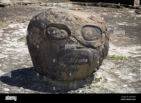 Escultura olmeca, grandes cabezas de piedra, el sitio arqueológico de ...