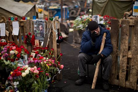 Crisis in Ukraine: Mourners and demonstrators remain in Independence ...