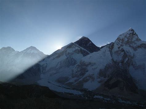 Sunrise over Mt. Everest (photo by Sebastian Werner) [1824x1368] : r ...