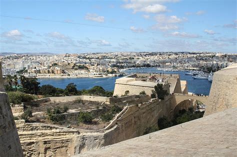 Malta 230915 Valletta 06 - Fortifications of Valletta - Wikipedia ...