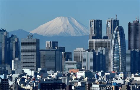 Skyline with Mount Fuji behind... | Verden