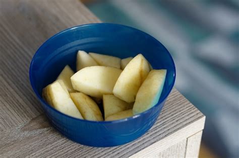 Free Photo | Slices of apples in the blue bowl on the table