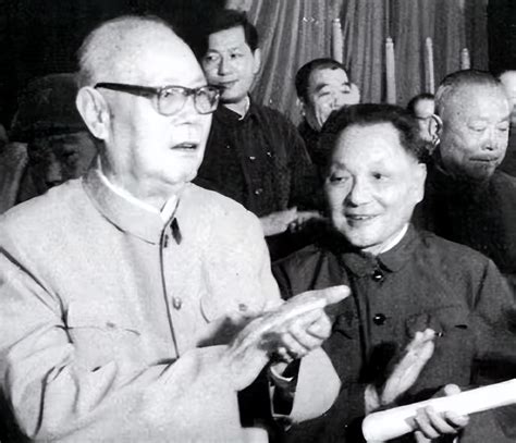 In 1977, 73-year-old Deng Xiaoping and 80-year-old Ye Jianying both wore a pair of slippers ...