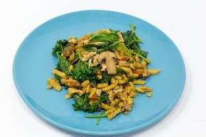 Hühnerbrust mit Süßkartoffeln und Broccoli auf einem blauen Teller in der Aufsicht - Creative ...
