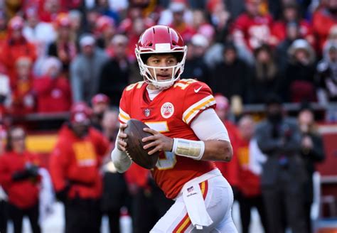 Chiefs quarterback Patrick Mahomes’ no-look passes are the talk of the ...