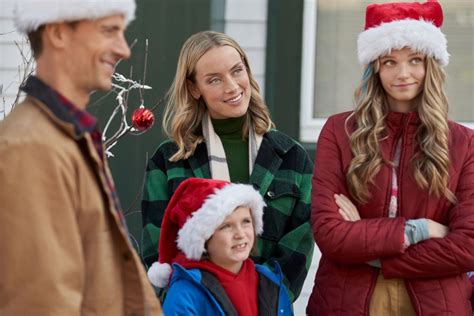 A Pilot and Passengers Get Stranded on Christmas Island On Hallmark Channel | Celebrating The Soaps