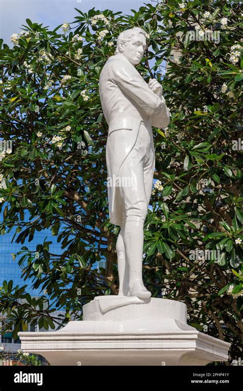 Statue of Sir Thomas Stamford Raffles, Empress Place, Singapore Stock Photo - Alamy