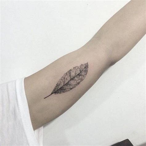 tatouage bras femme tatouage feuille Armbeugen Tattoos, Trendy Tattoos ...