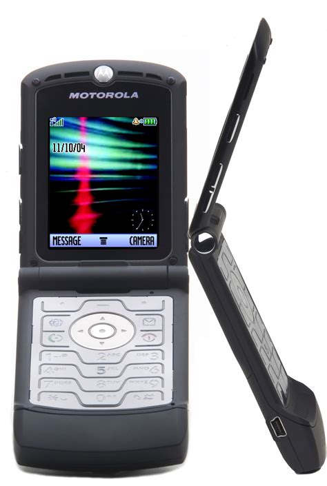 Flip phones are back as Motorola owner Lenovo releases new Android RAZR | Metro News