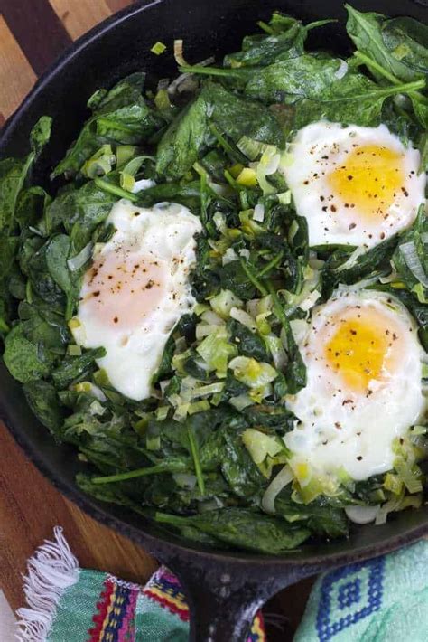 Easy Skillet Poached Eggs with Spinach and Leeks - Letty's Kitchen