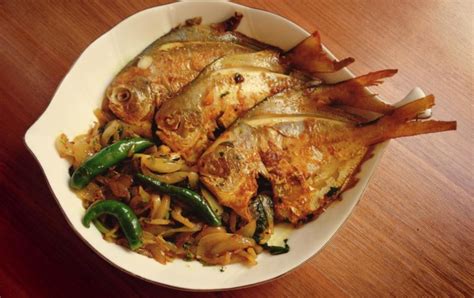 Fried Pomfret Fish (Rupchanda) - www.afeliaskitchen.com