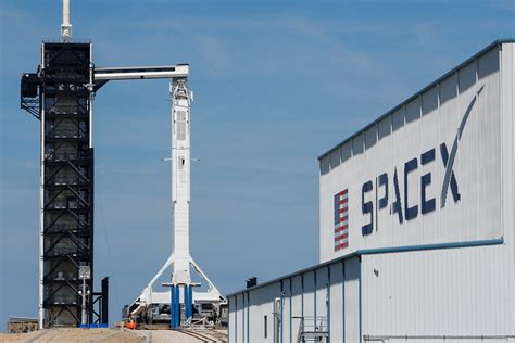 SpaceX launches unmanned U.S. space capsule to space station - Business ...