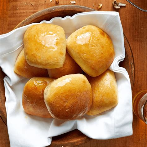 Texas Roadhouse Rolls With Honey and Cinnamon (Copycat) - Cooking Frog