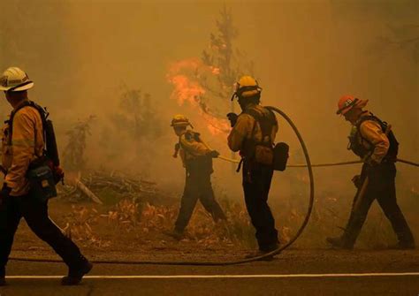 Thousands flee as fire closes in on Lake Tahoe