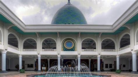 Stepping In to Al Akbar Mosque, Surabaya