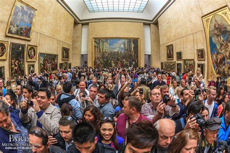 Visitors crowd around to photograph the Mona Lisa at the Lourve | I ...