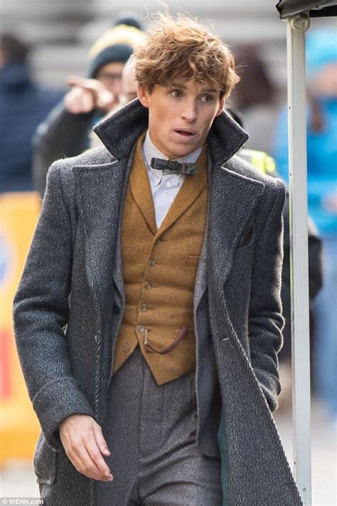 Eddie Redmayne looks sharp on set of Fantastic Beasts 2 | Эдди редмэйн, Фантастические твари, Фильмы